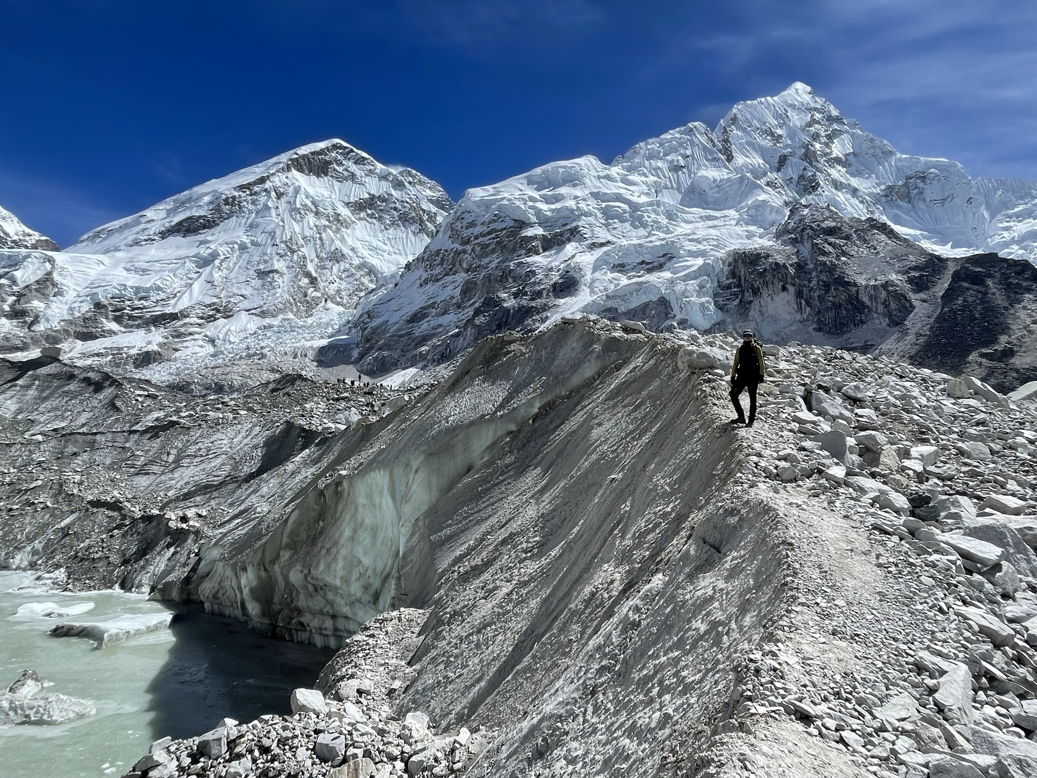 Glacier Lake at Everest Base Camp i Nepal